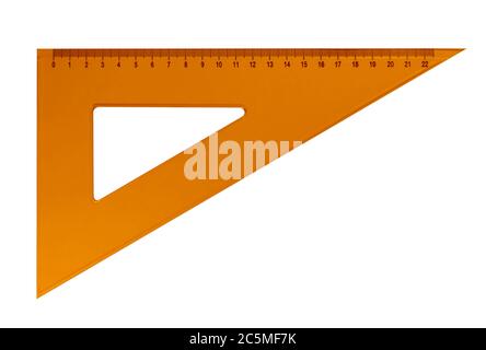 Righello triangolare in plastica arancione isolato su sfondo bianco. Tracciato di ritaglio incluso. Foto Stock