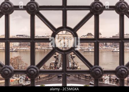 BUDAPEST, UNGHERIA - 16 DICEMBRE 2018: Vista dall'alto sul Ponte delle catene in inverno con la neve a Budapest, Ungheria Foto Stock