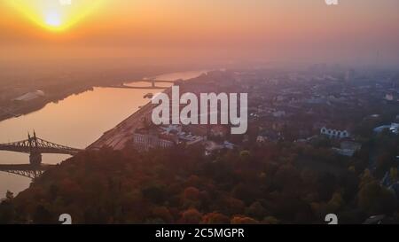 Vista aerea del Ponte della libertà e del Danubio, preso dalla collina di Gellert all'alba nella nebbia a Budapest, Ungheria Foto Stock