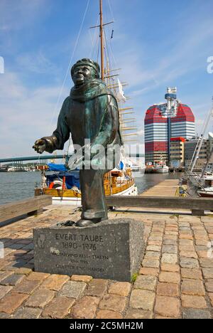 Statua dell'artista svedese Evert Taube (1890-1976) dello scultore Eino Hanski, porto di Goteborg (sullo sfondo l'edificio Lipstick), Svezia Foto Stock