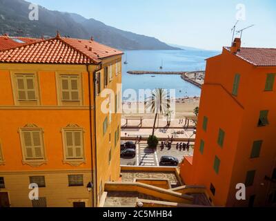 Facciate luminose di case colorate a Mentone, Francia. Foto Stock