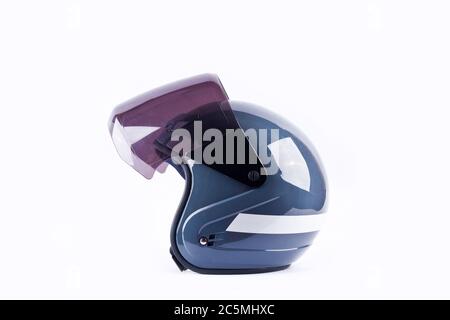 casco da moto blu vista laterale su sfondo bianco casco isolato Foto Stock