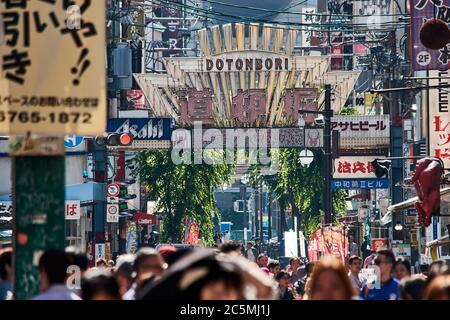 Osaka / Giappone - 21 maggio 2018: Famosa via Dotonbori nel centro di Osaka, conosciuta per i suoi numerosi ristoranti e negozi, una delle principali destinazioni turistiche Foto Stock