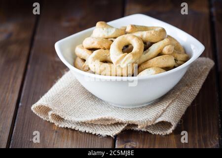Taralli tipici della Puglia su tavola rustica Foto Stock