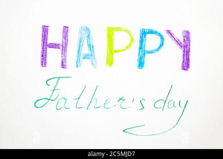 Happy Father's Day dipinta con matite colorate dei bambini. Biglietto di auguri per il giorno del Padre Foto Stock