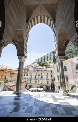 Ad Amalfi - il 2020 giugno - vista della piazza attraverso le colonne della cattedrale di Sant'Andrea Foto Stock