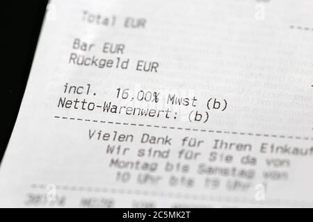 Von Einem Kassenbon mit der aufgrund der Coronakrise auf sechzehn Prozent gesenkten Mehrwertsteuer in Deutschland Foto Stock