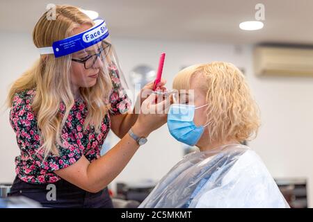 Brentwood, Essex, Regno Unito. 4 luglio 2020. UK parrucchieri aperto per la prima volta dal COVID-19/coronavirus blocco. Il personale e i clienti devono indossare i DPI per fermare la diffusione della malattia. Credit: Ricci Fothergill/Alamy Live News Foto Stock