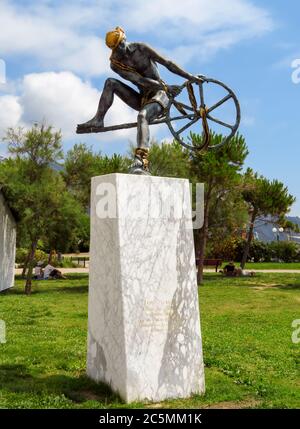 Menton, Francia - 30 giugno 2018: Scultura di Ulisse di Anna Chromy al parco della città. Menton è una piccola cittadina balneare sulla Costa Azzurra. La gente lo è Foto Stock