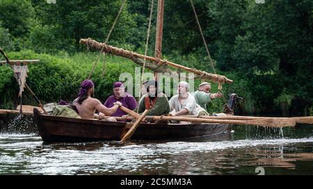 Gita in barca - repliche di un vecchio Drakkar Foto Stock