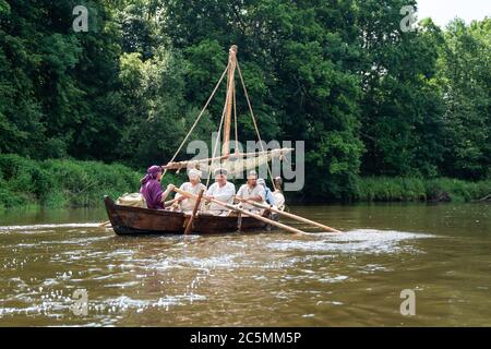 Gita in barca - repliche di un vecchio Drakkar Foto Stock