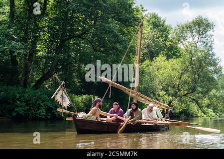 Gita in barca - repliche di un vecchio Drakkar Foto Stock