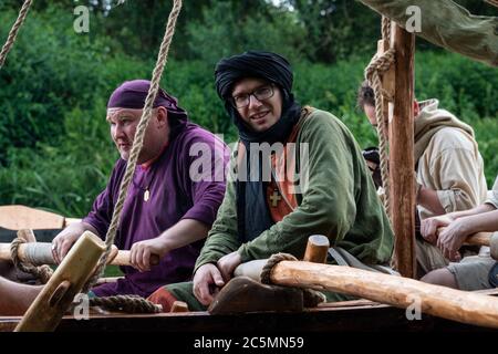 Un uomo in costume di un mercante bizantino in primo piano. Gita in barca - repliche di un vecchio Drakkar Foto Stock