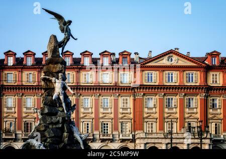 Particolare di piazza Statuto, una delle piazze principali di Torino (Piemonte, Italia) Foto Stock