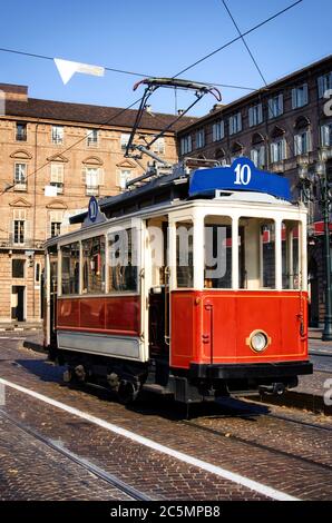 La storica linea tranviaria numero dieci (da Crocetta a Via Regio Parco) ferma in Piazza Castello, piazza principale di Torino (Italia) Foto Stock