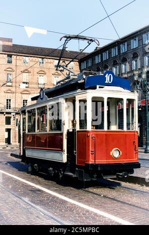 Foto d'epoca della storica linea tranviaria numero dieci (da Crocetta a Via Regio Parco) ferma in Piazza Castello, piazza principale di Torino ( Foto Stock