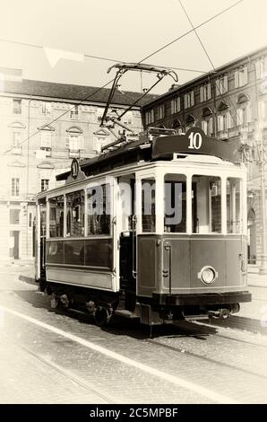 Foto d'epoca della storica linea tranviaria numero dieci (da Crocetta a Via Regio Parco) ferma in Piazza Castello, piazza principale di Torino ( Foto Stock