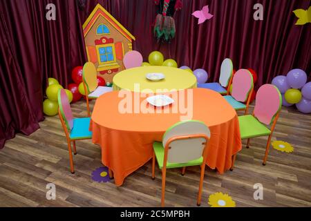 Mobili per bambini e giocattoli in asilo nido . tabelle vuote . refettorio di una scuola per i bambini con le sedie e i tavoli senza persone .y-free stock Foto Stock