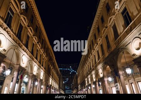 Via Roma, principale via dello shopping di Torino (Piemonte, Italia) illuminata di notte Foto Stock