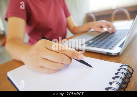 Hipster Girl usare il laptop. Copoled di freelance femminile che lavora mobile in cafe Foto Stock