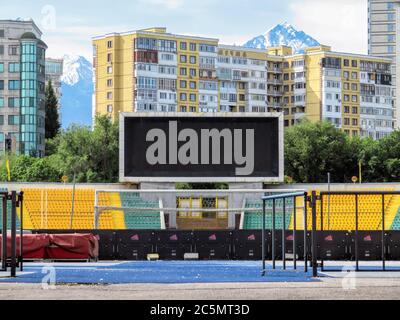 ALMATY, KAZAKHSTAN - 21 MAGGIO 2017: Tabellone elettronico sullo Stadio Centrale nel centro storico della città di Almaty, Kazakhstan. Almaty è il grande Foto Stock