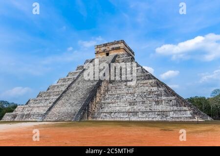 Il Tempio di Kukulcan, conosciuto anche come El Castillo, è una piramide a gradoni nel complesso di Chichen Itza Foto Stock