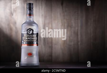 POZNAN, POL - 26 GIUGNO 2020: Bottiglia di Vodka russa standard, il n. 1 vodka premium russa Foto Stock