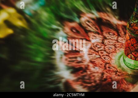 luce che passa attraverso una bottiglia con arte colorata Foto Stock