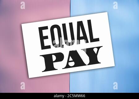 Pari paga parole sulla carta messo su sfondo rosa e blu bambino. Uguaglianza di genere nel concetto sociale sul posto di lavoro Foto Stock