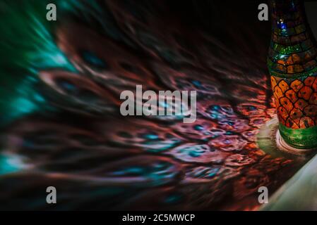 luce che passa attraverso una bottiglia con arte colorata Foto Stock