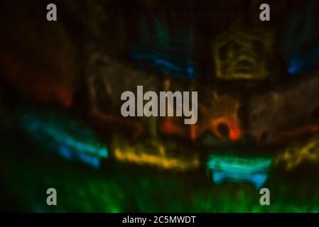 luce che passa attraverso una bottiglia con arte colorata Foto Stock