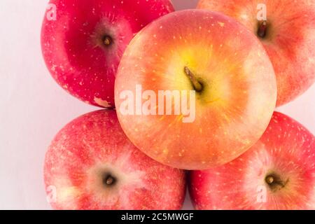vista dall'alto mela rossa su sfondo bianco frutta agricoltura cibo isolato Foto Stock