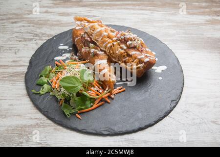 Chimichanga, cibo tipico messicano su lastra di pietra. Tortilla ripiena di carne. Foto Stock