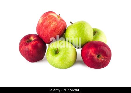gruppo di frutta tra mela verde fresca e mela rossa matura su fondo bianco frutta agricoltura alimenti isolati Foto Stock