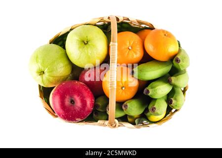 composizione assortita frutta fresca bambu wicker basket su sfondo bianco frutta salute cibo isolato Foto Stock