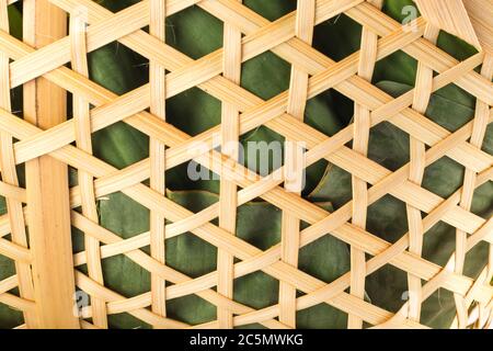 Chiuso su legno di bambù marrone o wicker artigianale tessitura sfondo Foto Stock