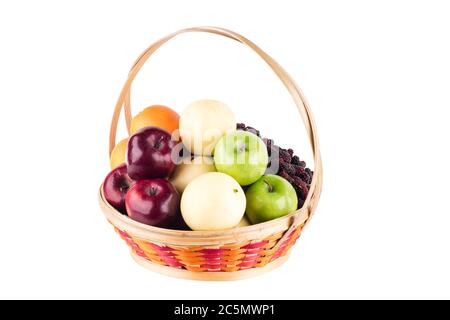 Composizione frutta fresca assortita come arancia, pera cinese, gelso, mela rossa e applein verde cesto di bambu vimini su frutti di fondo bianchi Foto Stock