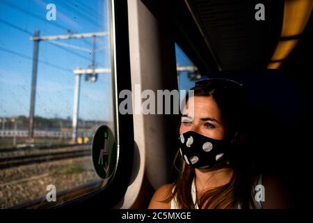 Mascheramento obbligatorio e allontanamento sociale dai trasporti pubblici. Amsterdam il 2020-06-23. Masque obligatoire et distanciation sociale de les transports Foto Stock