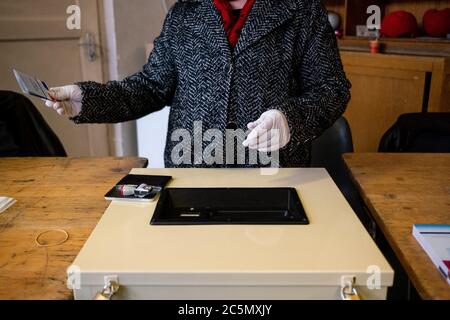 Domenica 15 marzo a Dinan in Bretagna, voto del primo turno delle elezioni comunali e comunitarie con le precauzioni sanitarie del coronaviru Foto Stock