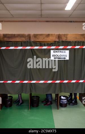 Domenica 15 marzo a Dinan in Bretagna, voto del primo turno delle elezioni comunali e comunitarie con le precauzioni sanitarie del coronaviru Foto Stock