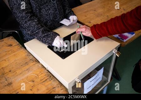 Domenica 15 marzo a Dinan in Bretagna, voto del primo turno delle elezioni comunali e comunitarie con le precauzioni sanitarie del coronaviru Foto Stock