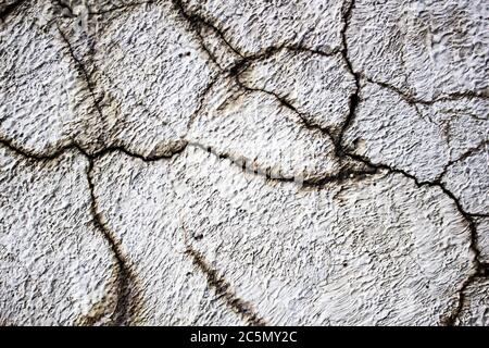 Una vecchia parete con crepe per background.Composition con cemento muro con crepe in edilizia industriale, sarà buono per il vostro design e textur Foto Stock