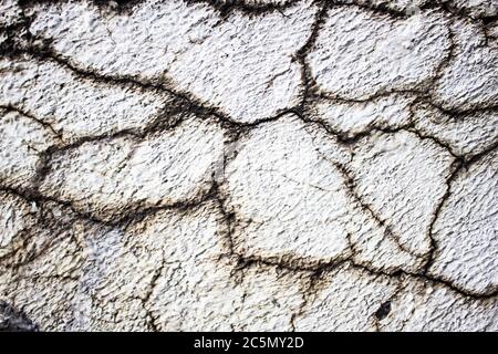 Una vecchia parete con crepe per background.Composition con cemento muro con crepe in edilizia industriale, sarà buono per il vostro design e textur Foto Stock