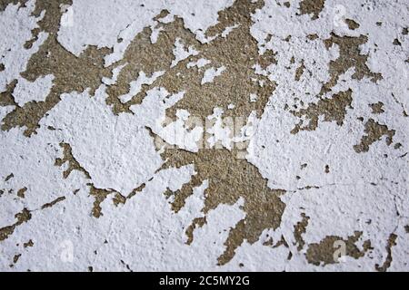 Una vecchia parete con crepe per background.Composition con cemento muro con crepe in edilizia industriale, sarà buono per il vostro design e textur Foto Stock