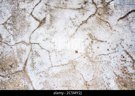 Una vecchia parete con crepe per background.Composition con cemento muro con crepe in edilizia industriale, sarà buono per il vostro design e textur Foto Stock