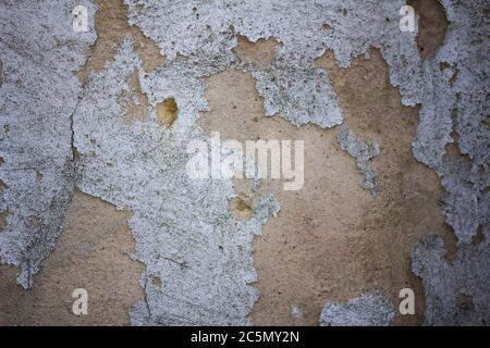 Una vecchia parete con crepe per background.Composition con cemento muro con crepe in edilizia industriale, sarà buono per il vostro design e textur Foto Stock