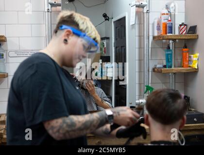 STANFORD LE HOPE, INGHILTERRA - 4 LUGLIO: Un uomo che ottiene i suoi capelli tagliati a Barbers di Jay. I barbiere e i parrucchieri riaprono in tutta l'Inghilterra dopo essere stati chiusi da marzo a causa del blocco imposto dal governo britannico per contribuire a frenare la diffusione della pandemia COVID-19 (Credit Jacques Feeney | MI News) Credit: MI News & Sport /Alamy Live News Foto Stock