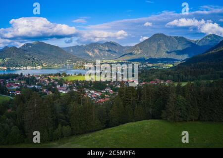 Bad Wiessee, Baviera, Germania, 03 luglio 2020. Vista aerea sul lago bavarese Tegernsee con i villaggi di Abwinkl, Bad Wiessee, Rottach-Egern, Tegernsee con il suo monastero, St.Quirin e le montagne Wallberg, Kreuzberg, Baumgartenscheid. Foto d'archivio © Peter Schatz / Alamy Foto Stock