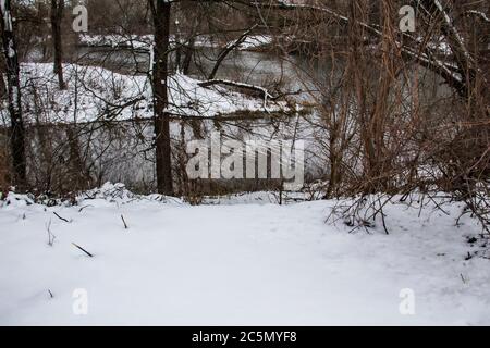 Il fiume ucraino nella notte oscura e nuvolosa invernale. Il fiume in città Sumy Foto Stock