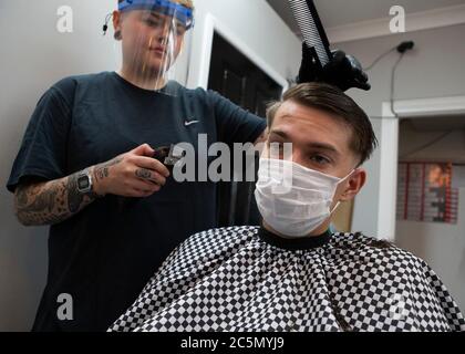 STANFORD LE HOPE, INGHILTERRA - 4 LUGLIO: Un uomo che ottiene i suoi capelli tagliati a Barbers di Jay. I barbiere e i parrucchieri riaprono in tutta l'Inghilterra dopo essere stati chiusi da marzo a causa del blocco imposto dal governo britannico per contribuire a frenare la diffusione della pandemia COVID-19 (Credit Jacques Feeney | MI News) Credit: MI News & Sport /Alamy Live News Foto Stock